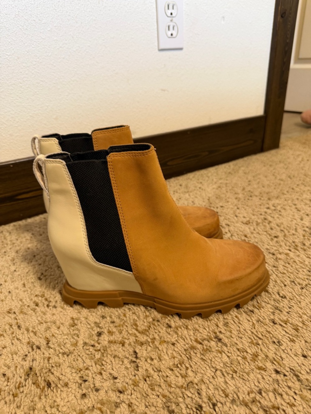 Women's Sorel Two-Tone Chelsea Wedge Boot — Tan and Cream